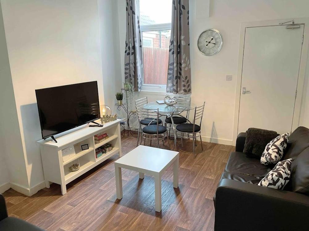 Homely 3 Bed Town House In Coventry City Centre Exterior photo